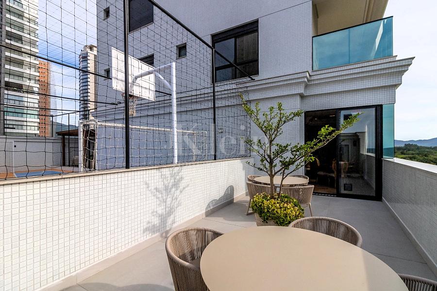 �rea externa do lazer do Paramount Tower em Itapema