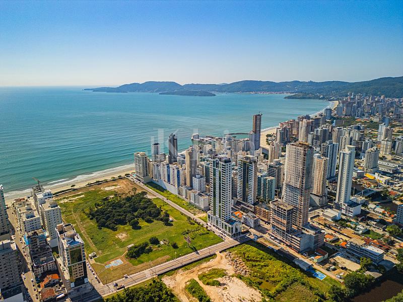 Vista a�rea da fachada do Paramount Tower em Itapema