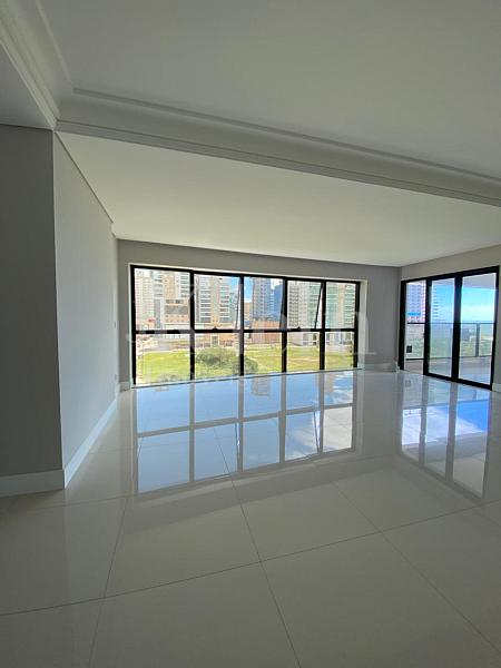 Living do apartamento do Paramount Tower em Itapema