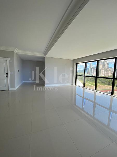 Living do apartamento do Paramount Tower em Itapema