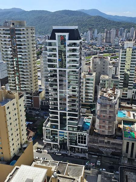 Fachada do Brooklyn Tower na Meia Praia em Itapema