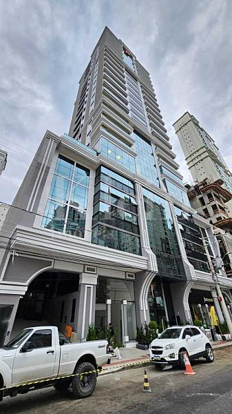 Fachada do Brooklyn Tower - Meia Praia em Itapema