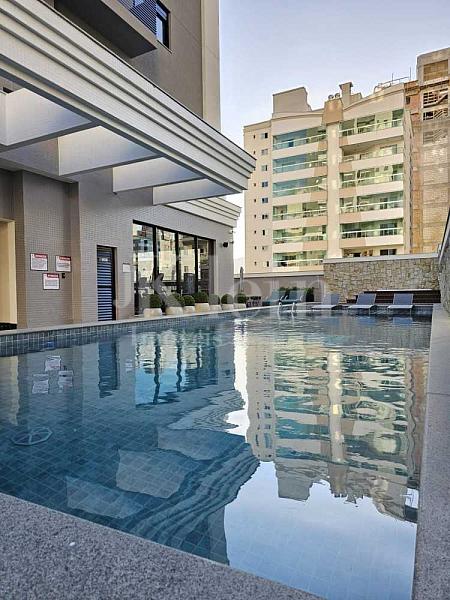 Piscina do Brooklyn Tower na Meia Praia em Itapema