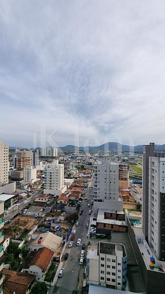 Vista da sacada do apartamento do Brooklyn Tower na Meia Praia em Itapema