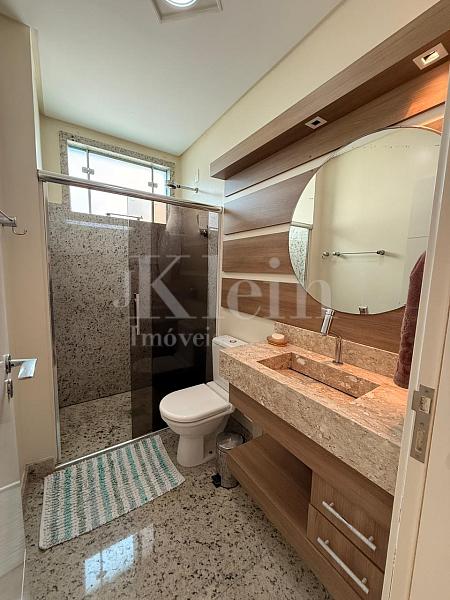 Banheiro mobiliado do apartamento do Breeze Palace Residence na Meia Praia em Itapema