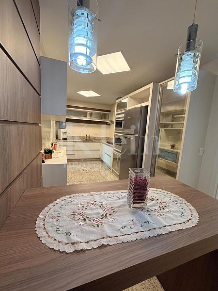 Cozinha do apartamento do Breeze Palace Residence na Meia Praia em Itapema