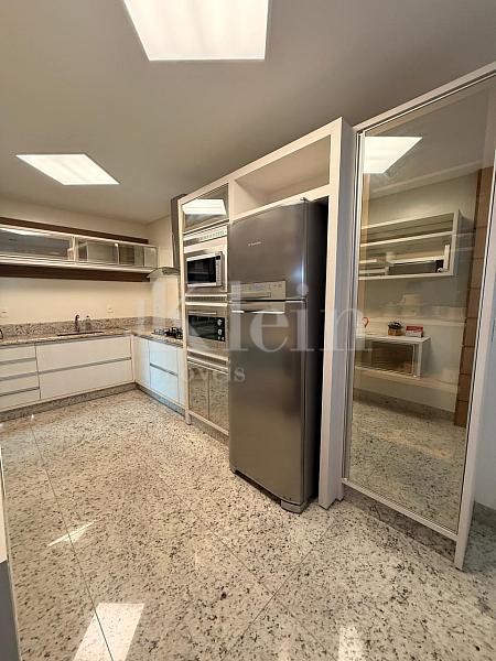 Cozinha do apartamento do Breeze Palace Residence - Meia Praia em Itapema