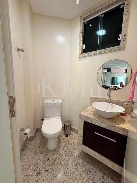 Lavabo do apartamento do Breeze Palace Residence na Meia Praia em Itapema