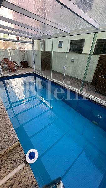 Piscina do Breeze Palace Residence na Meia Praia em Itapema