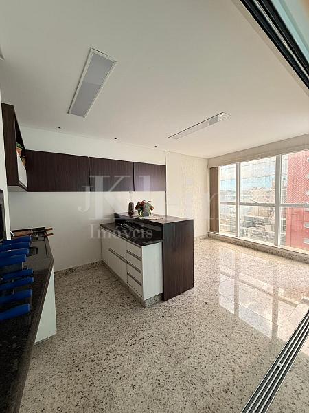 Sacada do apartamento do Breeze Palace Residence na Meia Praia em Itapema