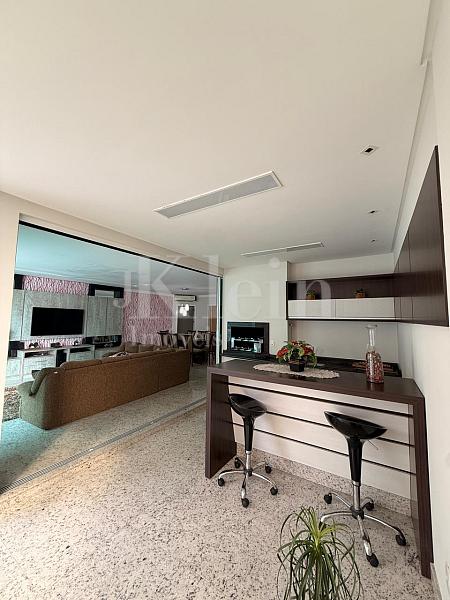 Sacada com churrasqueira do apartamento do Breeze Palace Residence na Meia Praia em Itapema