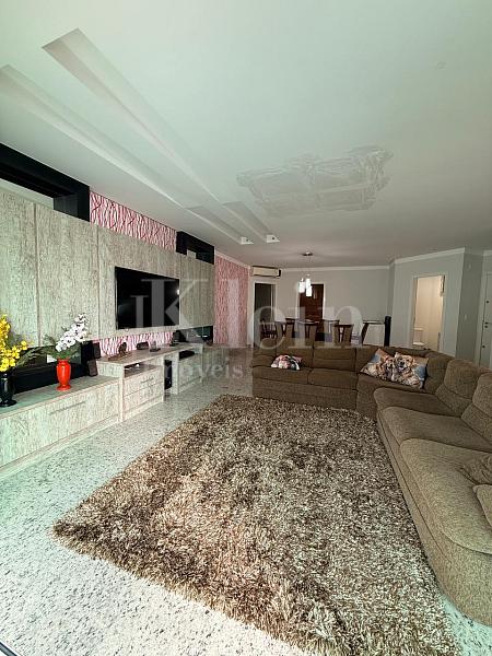 Sala de TV do apartamento do Breeze Palace Residence na Meia Praia em Itapema