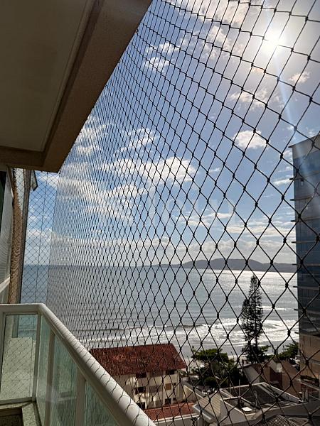 Sacada com vista mar do apartamento � venda do Breeze Palace Residence na Meia Praia em Itapema