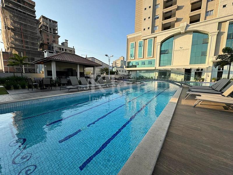 Lazer piscinas no Vila das Aroeiras Residence apartamento � venda em Meia Praia Itapema