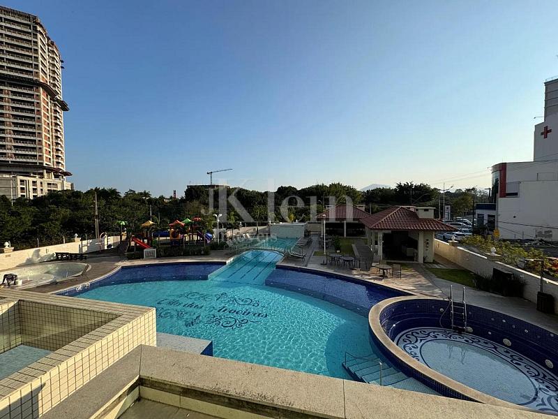Lazer piscinas no Vila das Aroeiras Residence apartamento � venda em Meia Praia Itapema