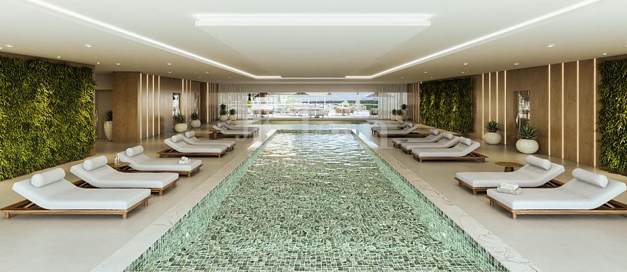 Piscina interna do Green Ville Home Club na Meia Praia em Itapema