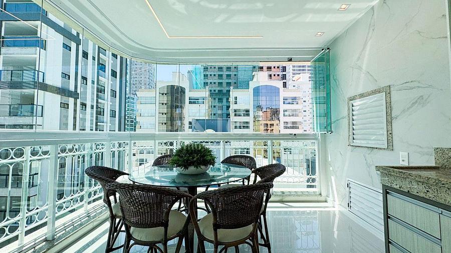 sacada do apartamento � venda no Classic Residence em Meia Praia Itapema