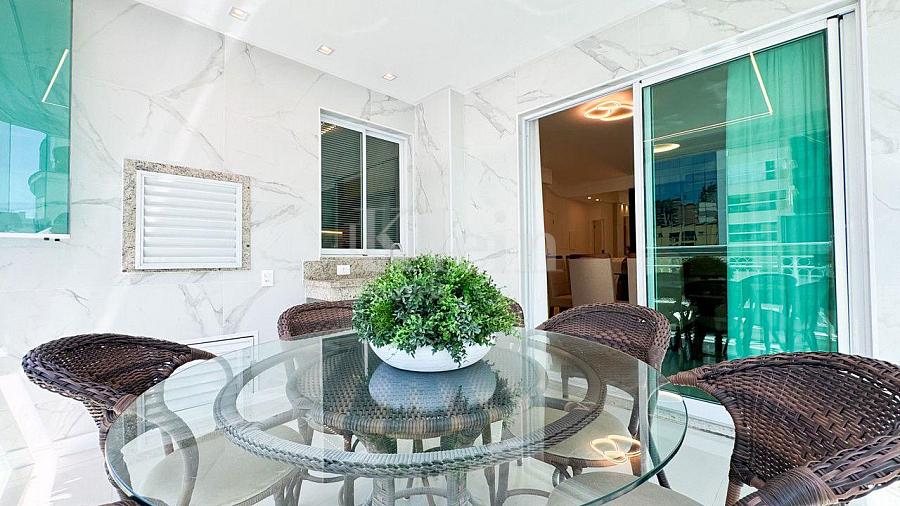 Sacada do apartamento � venda no Classic Residence em Meia Praia Itapema