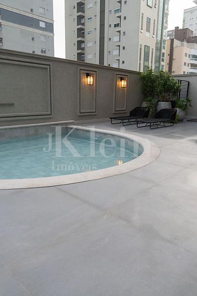 Piscina do ed�ficio Greta Palace em Meia Praia | Itapema