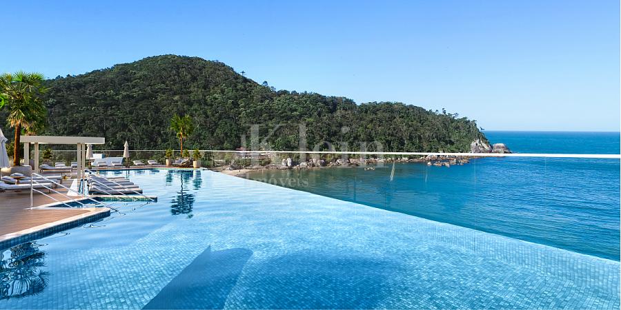 Piscina com borda infinita do Oceanic Tower Residence no Ilhota em Itapema