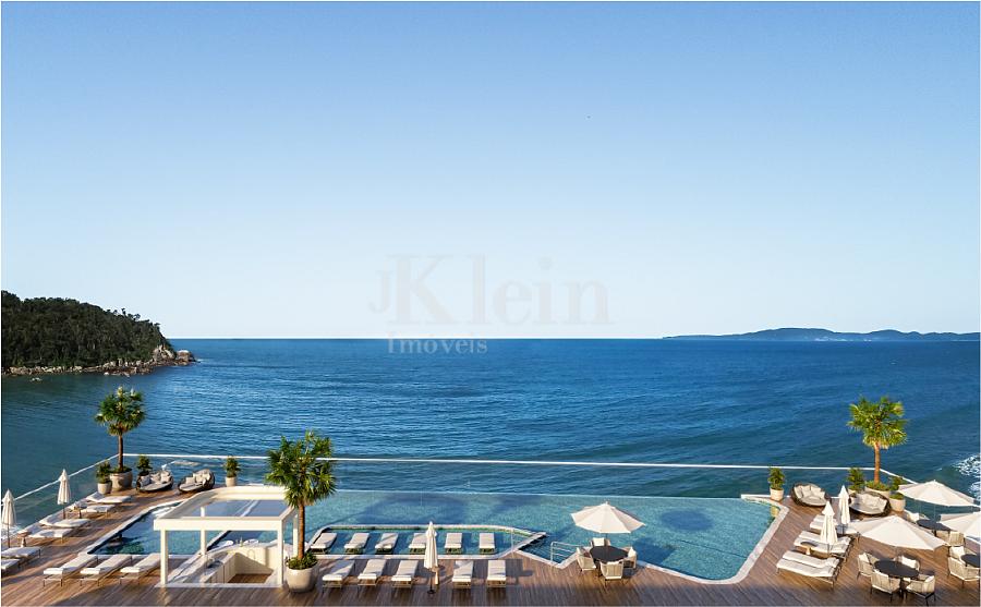 �rea da piscina do Oceanic Tower Residence no Ilhota em Itapema