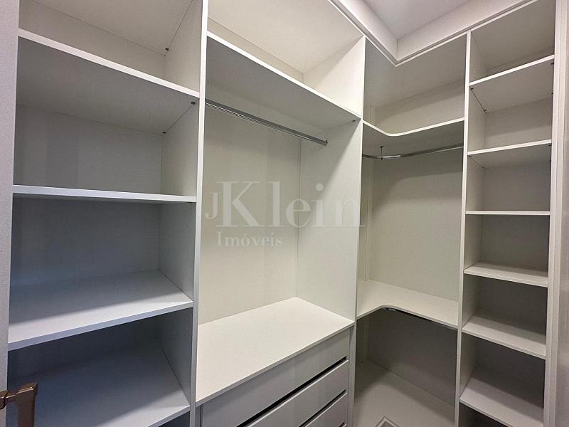 Closet da su�te do apartamento do Libreville Concept em Porto Belo