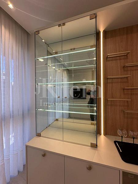 Cristaleira do apartamento do Libreville Concept em Porto Belo