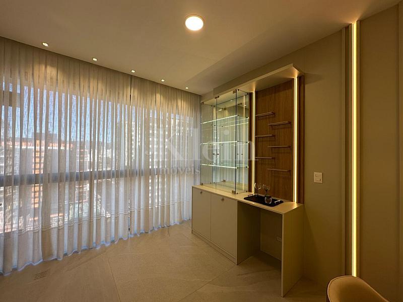 Cristaleira do apartamento do Libreville Concept em Porto Belo