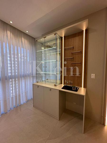 Cristaleira do apartamento do Libreville Concept em Porto Belo