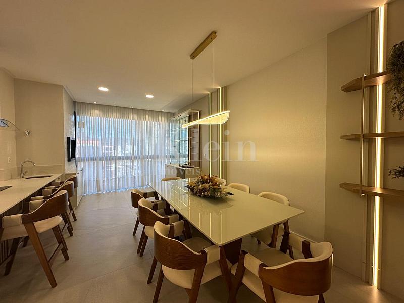 Sala de jantar do apartamento do Libreville Concept em Porto Belo