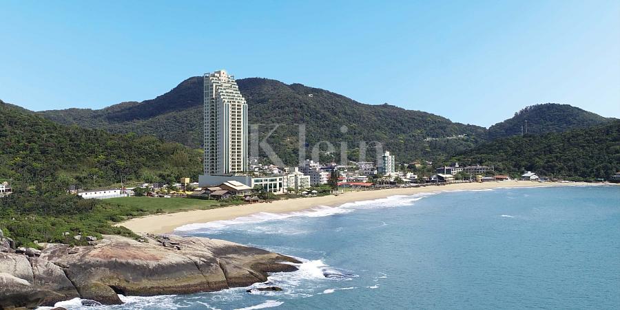 Fachada vista para o norte do Nautilus Beach Home no Ilhota em Itapema