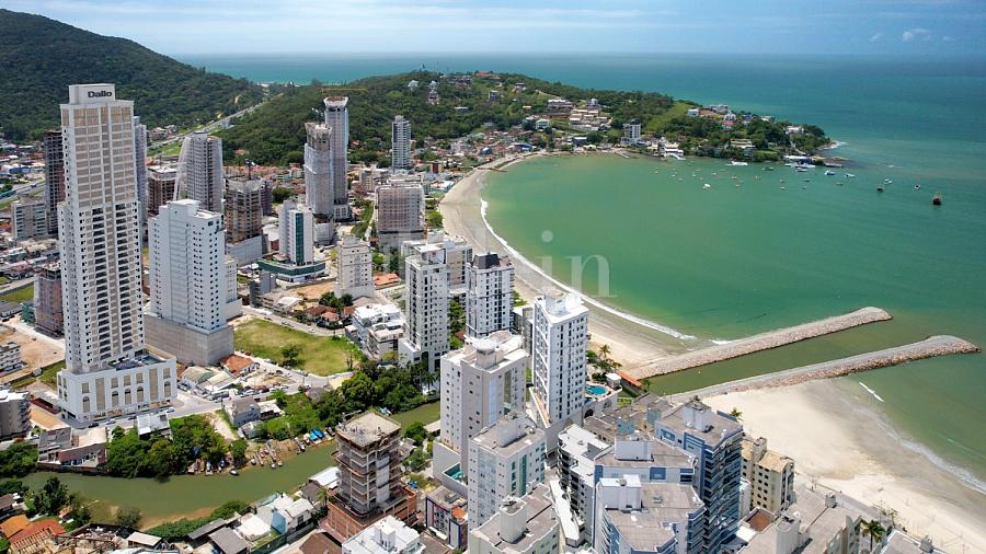 Fachada com vista mar do Maison Ladur�e no Centro em Itapema