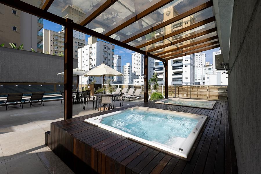 Jacuzzi do Edif�cio Sublime Residence em Meia Praia | Itapema
