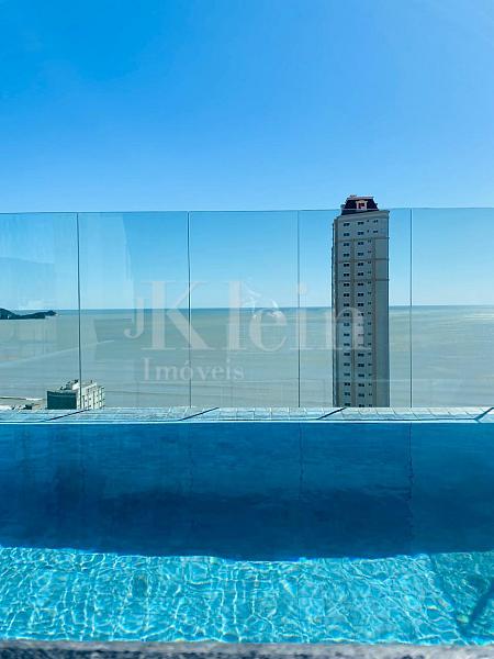 Piscina no Rooftop do Villa Orrizon em Itapema | Morretes