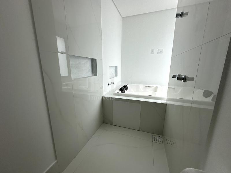 Banheira da su�te master do apartamento no San Lorenzo no Centro em Itapema