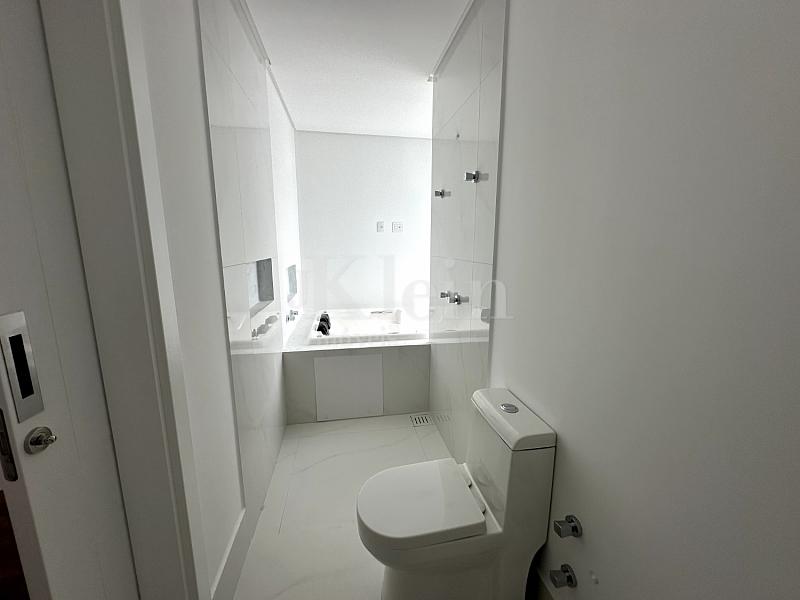 Banheiro da su�te master do apartamento no San Lorenzo no Centro em Itapema