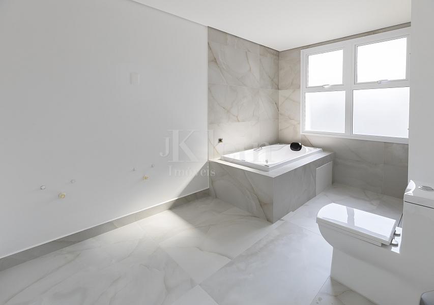 Banheira da su�te master do apartamento no Le Blanc Brava Residence na Praia Brava em Itaja�