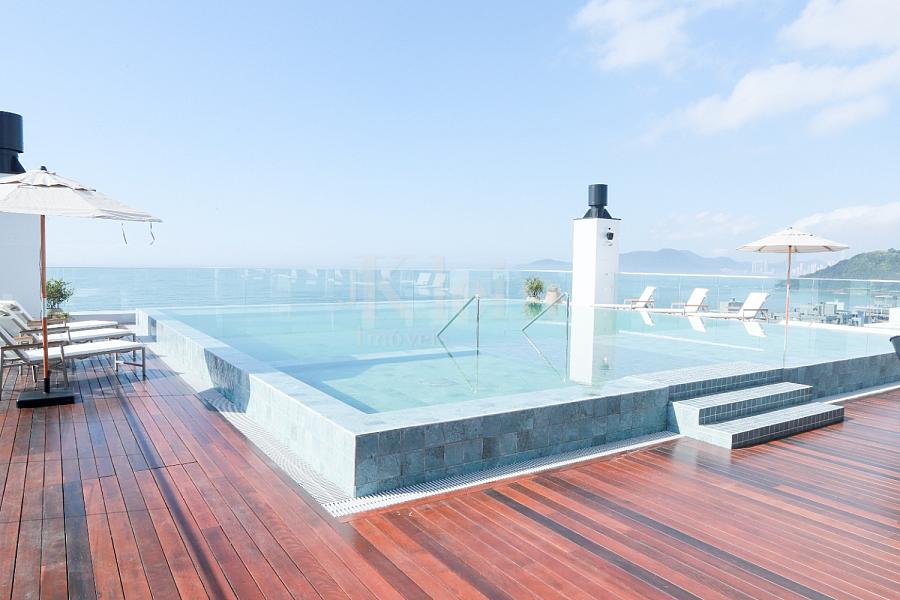 Piscina no Le Blanc Brava Residence na Praia Brava em Itaja�