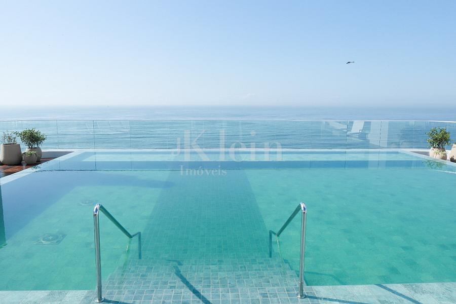 Piscina no Le Blanc Brava Residence na Praia Brava em Itaja�