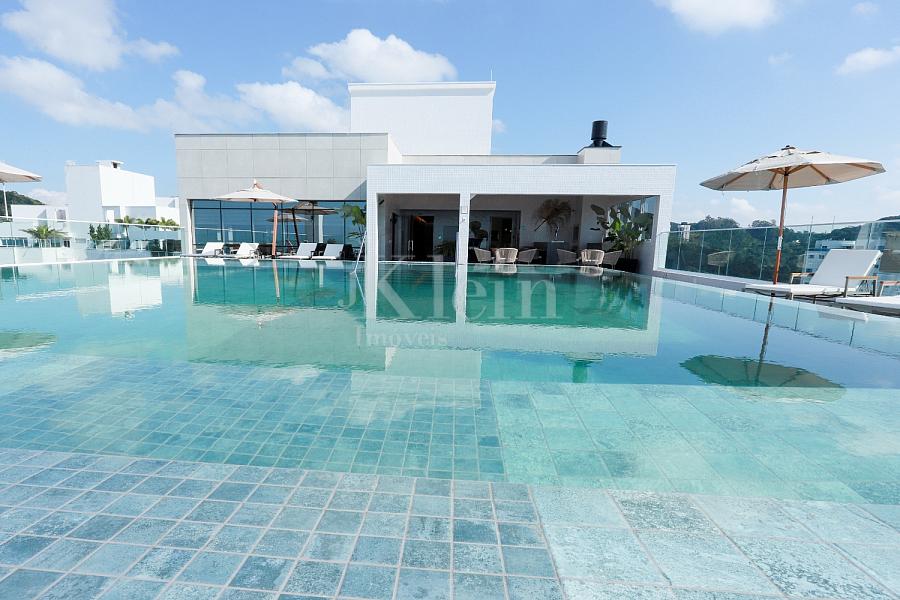 Piscina no Le Blanc Brava Residence na Praia Brava em Itaja�