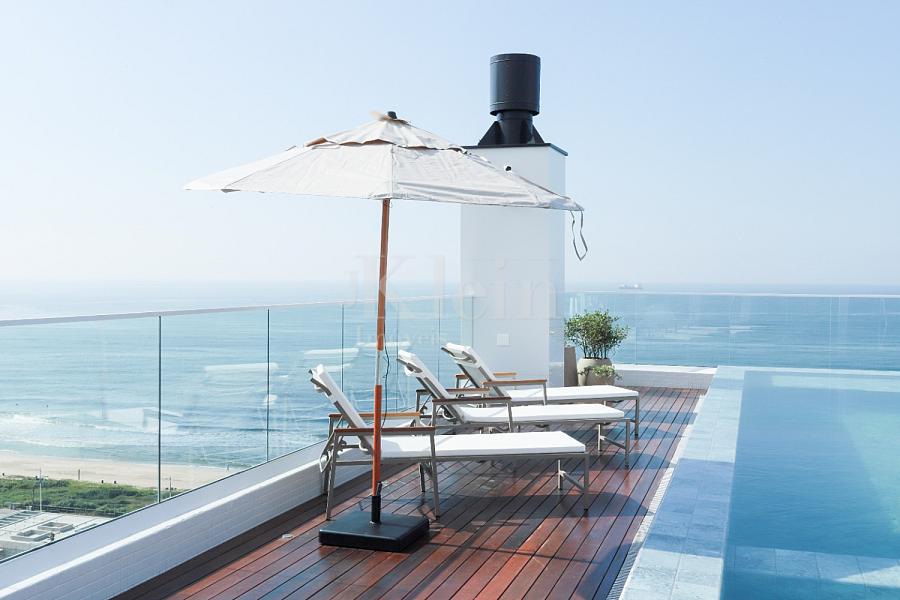 Piscina no Le Blanc Brava Residence na Praia Brava em Itaja�