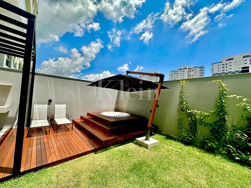 Hidromassagem no jardim do apartamento garden � venda no Le Blanc Brava Residence na Praia Brava em Itaja�