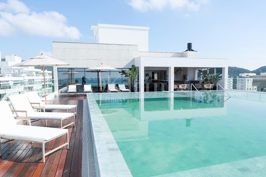 Piscina no Le Blanc Brava Residence na Praia Brava em Itaja�