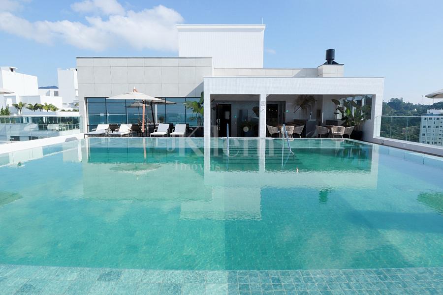 Piscina no Le Blanc Brava Residence na Praia Brava em Itaja�