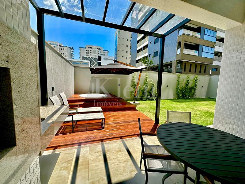 Hidromassagem no jardim do apartamento garden � venda no Le Blanc Brava Residence na Praia Brava em Itaja�