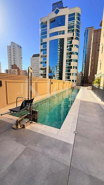 Piscina do Maison Lafayette Dallo na Meia Praia em Itapema