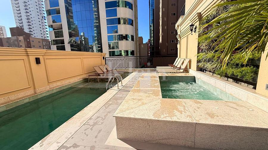 Piscina adulto e infantil do Maison Lafayette Dallo na Meia Praia em Itapema