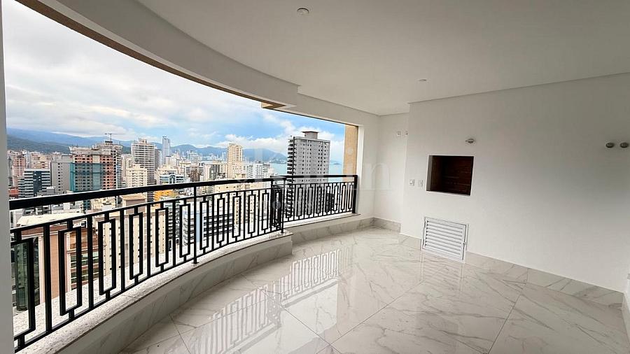 Sacada do apartamento Maison Lafayette Dallo na Meia Praia em Itapema