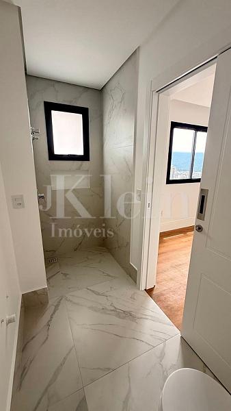 Banheiro do Maison Lafayette Dallo na Meia Praia em Itapema