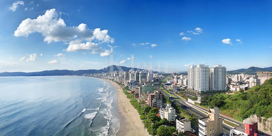 Fachada com vista para a praia do Blue View Residence no Morretes em Itapema